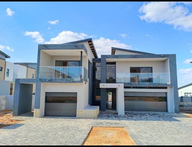 6 BEDROOM HOUSE FOR SALE IN SIX FOUNTAINS RESIDENTIAL ESTATE